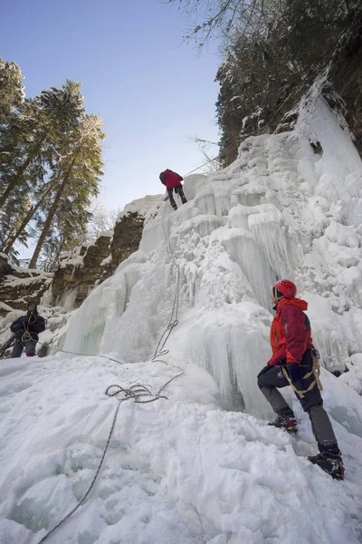 Training Athletes Frozen Famous Manyavsky Falls Manyava Ukraine Carpathians Going — Stock Photo, Image