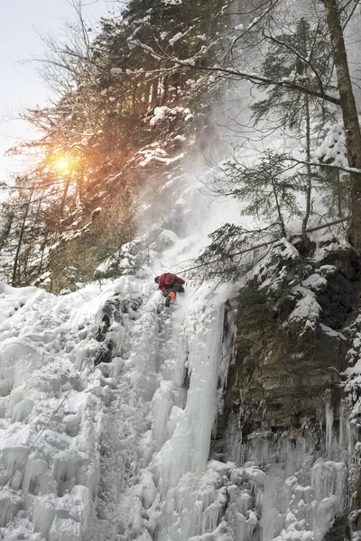 Uma Avalanche Está Saindo Treinamento Atletas Famosa Cachoeira Congelada Manyavsky — Fotografia de Stock