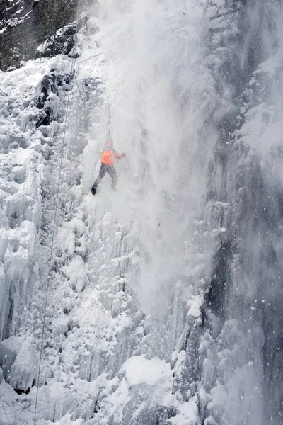 Een Lawine Komt Uit Opleiding Van Atleten Bevroren Waterval Voor — Stockfoto