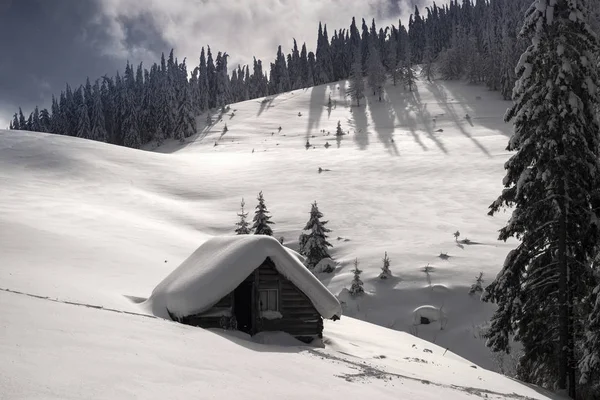 Zona Alpina Las Altas Montañas Encuentra Una Antigua Casa Madera — Foto de Stock