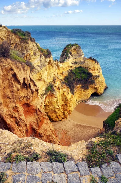 Praias Famosas Falésias Mar Lagos Portugal Atrai Muitos Turistas Turistas — Fotografia de Stock
