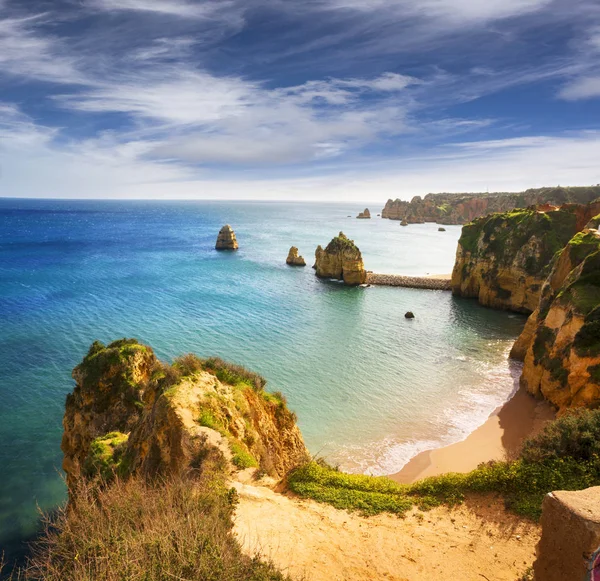 Plages Célèbres Falaises Mer Lagos Portugal Attirent Nombreux Touristes Vacanciers — Photo