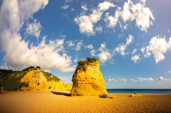 Plages Célèbres Falaises Mer Lagos Portugal Attirent Nombreux Touristes Vacanciers — Photo