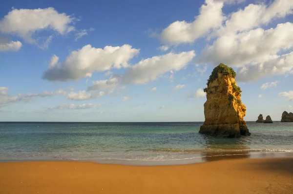 Playas Famosas Acantilados Mar Lagos Portugal Atraen Muchos Turistas Turistas —  Fotos de Stock