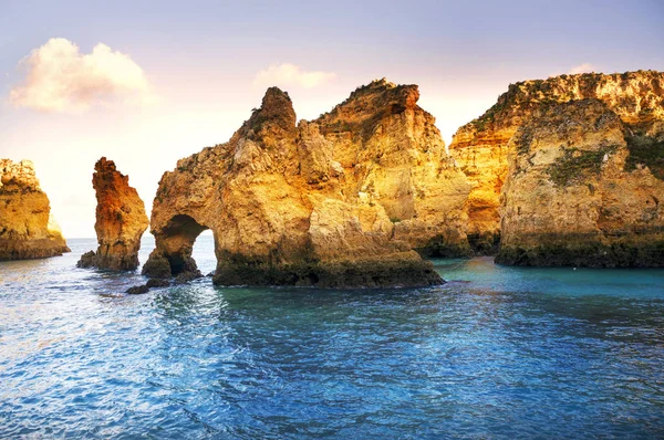 Plages Célèbres Falaises Mer Lagos Portugal Attirent Nombreux Touristes Vacanciers — Photo