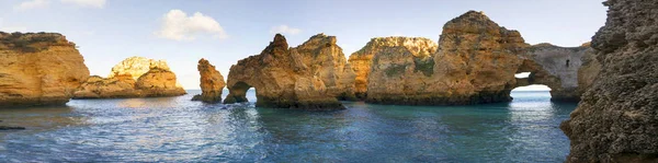 Plages Célèbres Falaises Mer Lagos Portugal Attirent Nombreux Touristes Vacanciers — Photo