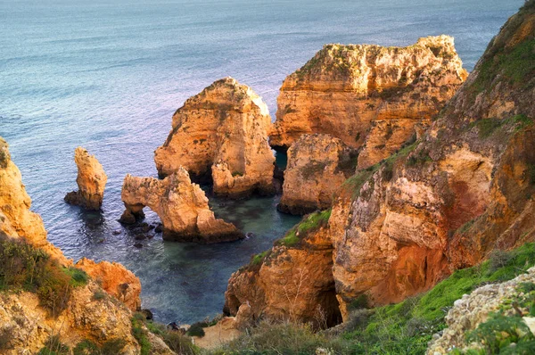 Plages Célèbres Falaises Mer Lagos Portugal Attirent Nombreux Touristes Vacanciers — Photo