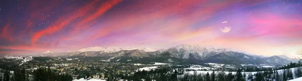 Zakopane gece ay ışığında. — Stok fotoğraf