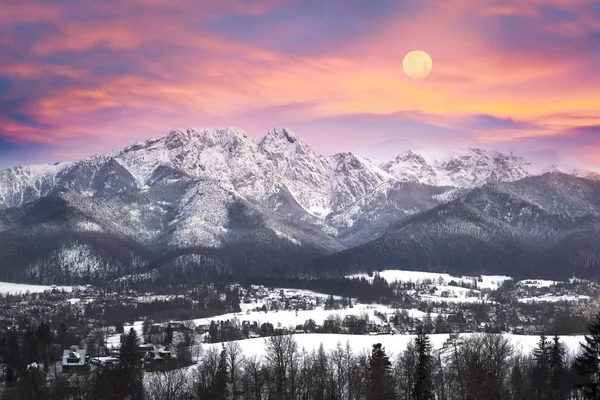 Zakopane w nocy w świetle księżyca. — Zdjęcie stockowe