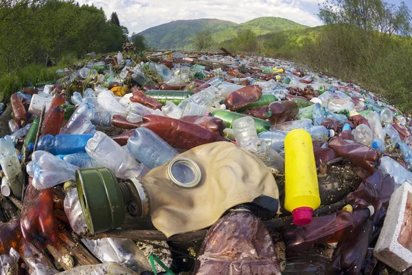 Спецоперація з очищення річки від сміття — стокове фото