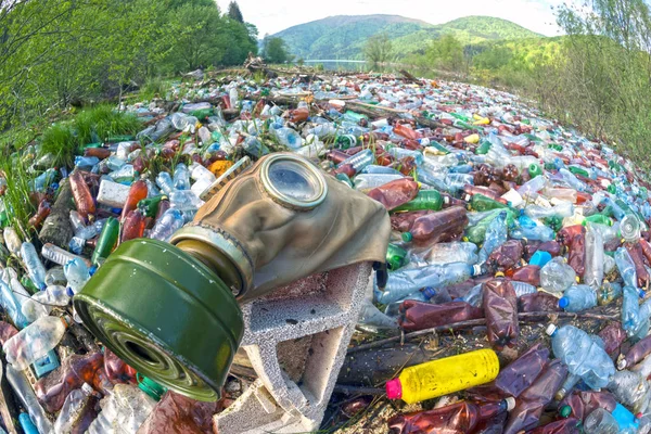 Opération spéciale pour nettoyer la rivière des débris — Photo