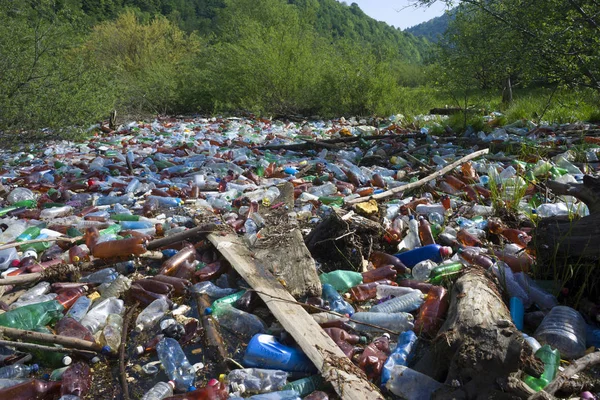 Opération spéciale pour nettoyer la rivière des débris — Photo