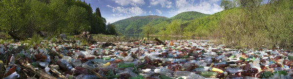 Спецоперація з очищення річки від сміття — стокове фото