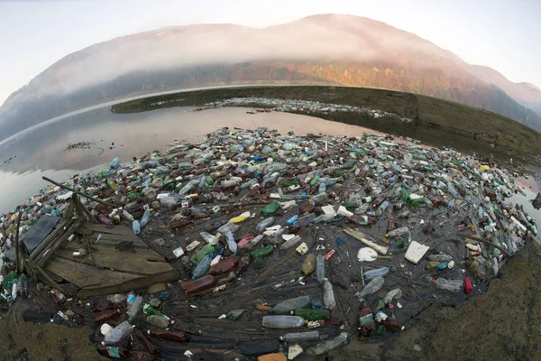 Déchets en plastique - faible culture des personnes — Photo