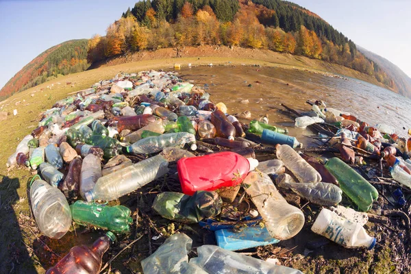 プラスチックのゴミ箱は-人々 の低文化 — ストック写真