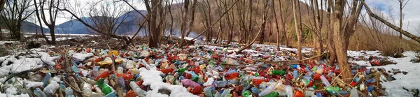 Woda źródlana i brzeg ze śmieciami — Zdjęcie stockowe