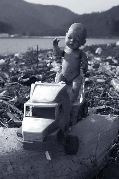 Boneca abandonada como símbolo — Fotografia de Stock