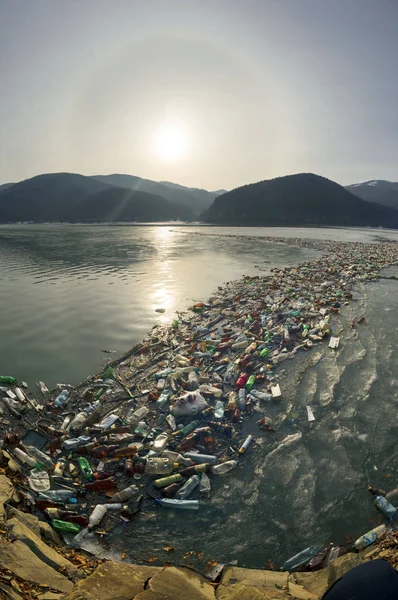 Inundación de primavera y costa con basura — Foto de Stock