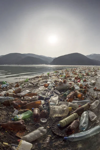 Frühjahrshochwasser und Ufer mit Müll — Stockfoto