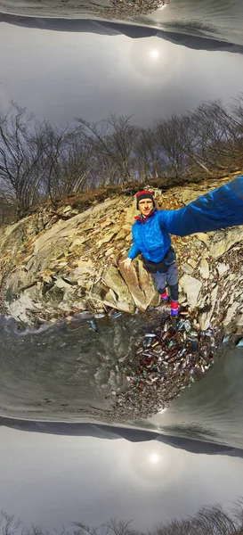 Spring flood and shore with garbage — Stock Photo, Image