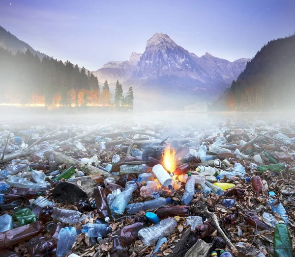 Альпійські вершини та сміття цивілізації — стокове фото