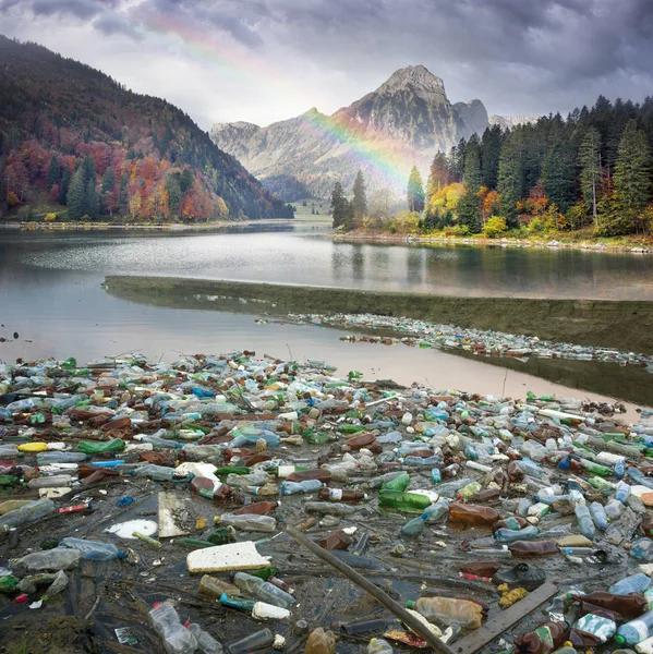 Alpengipfel und Zivilisationsmüll — Stockfoto