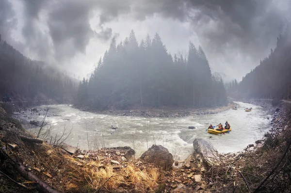 Kara Cheremosh nehri üzerinde rafting — Stok fotoğraf