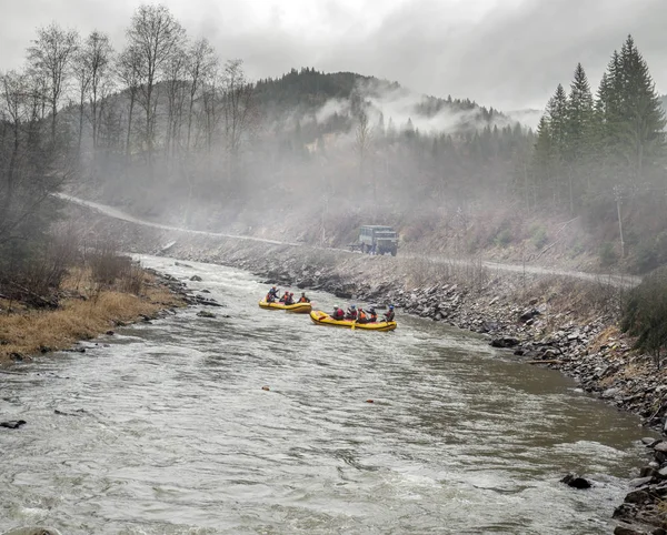 Kara Cheremosh nehri üzerinde rafting — Stok fotoğraf
