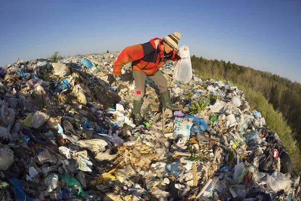 Mann mit Tasche sammelt Müll auf — Stockfoto