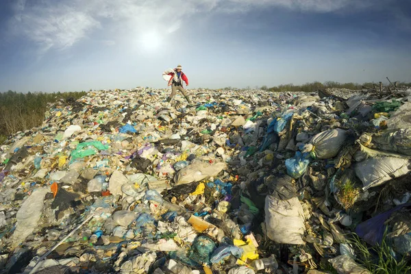 Mann mit Tasche sammelt Müll auf — Stockfoto