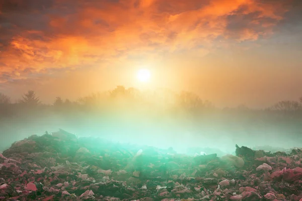 Sunrise Sun above the ocean of garbage — Stock Photo, Image