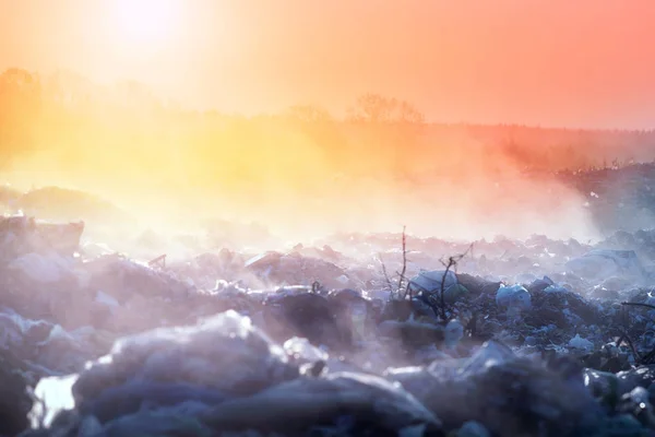 ゴミの海の上の日の出の太陽 — ストック写真