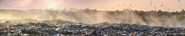 Sunrise zon boven de oceaan van vuilnis — Stockfoto