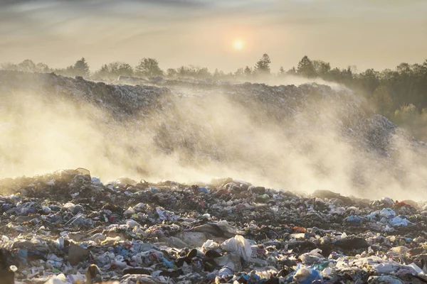 Sol del amanecer sobre el océano de basura — Foto de Stock