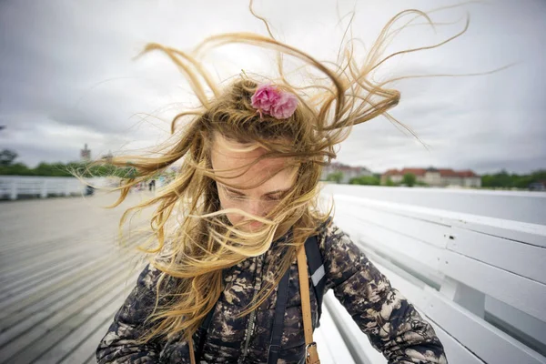 Дівчина і вітер — стокове фото