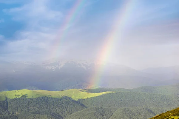 Regenboog in de Karpaten — Stockfoto