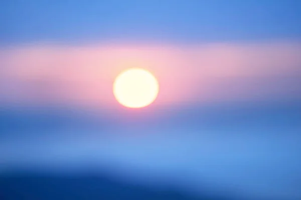 Nebelschwaden in den Bergen bei Sonnenaufgang — Stockfoto