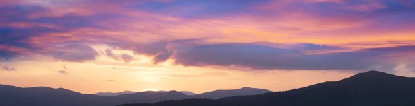 Zamlžené mraky v horách při východu slunce — Stock fotografie