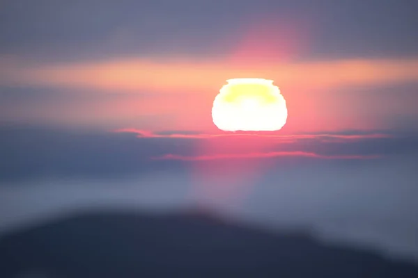 Туманные облака в горах на восходе солнца — стоковое фото