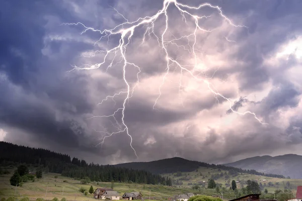 山上的雷云 — 图库照片