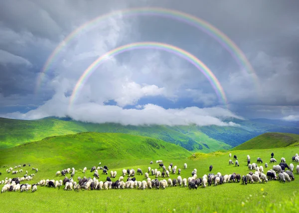 Trovoadas e arco-íris nas montanhas — Fotografia de Stock