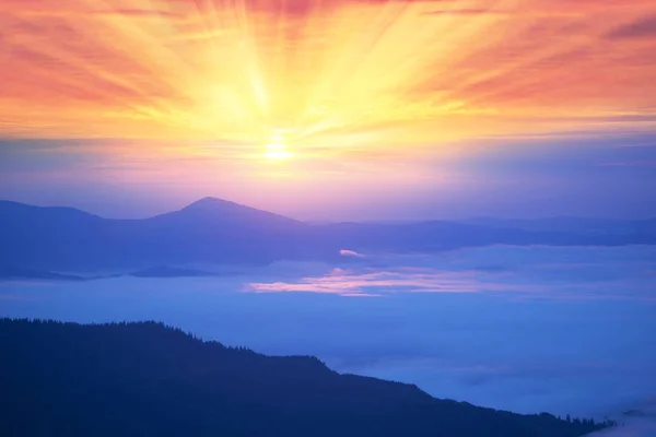 Dimmiga moln i bergen vid soluppgången — Stockfoto