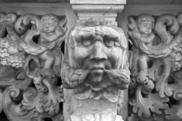 Каменные барельефы Гданьска — стоковое фото