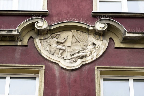 Baixo-relevos de pedra nas paredes de Gdansk — Fotografia de Stock