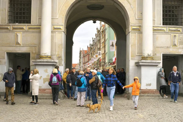 Calles de piedra y turistas Gdansk —  Fotos de Stock