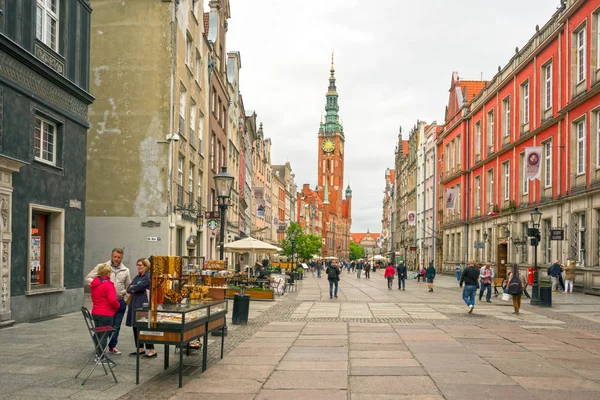 Ruas de pedra e turistas Gdansk — Fotografia de Stock