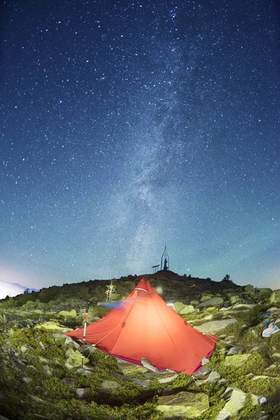 Bivouac estrela com tenda vermelha — Fotografia de Stock