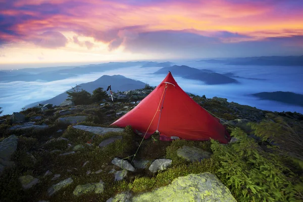 Bivouac estrela com tenda vermelha — Fotografia de Stock