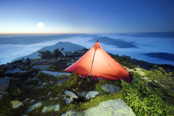 Bivouac estrela com tenda vermelha — Fotografia de Stock