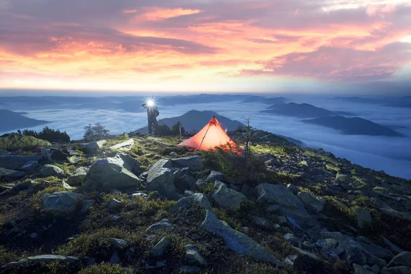 Bivouac étoile avec tente rouge — Photo